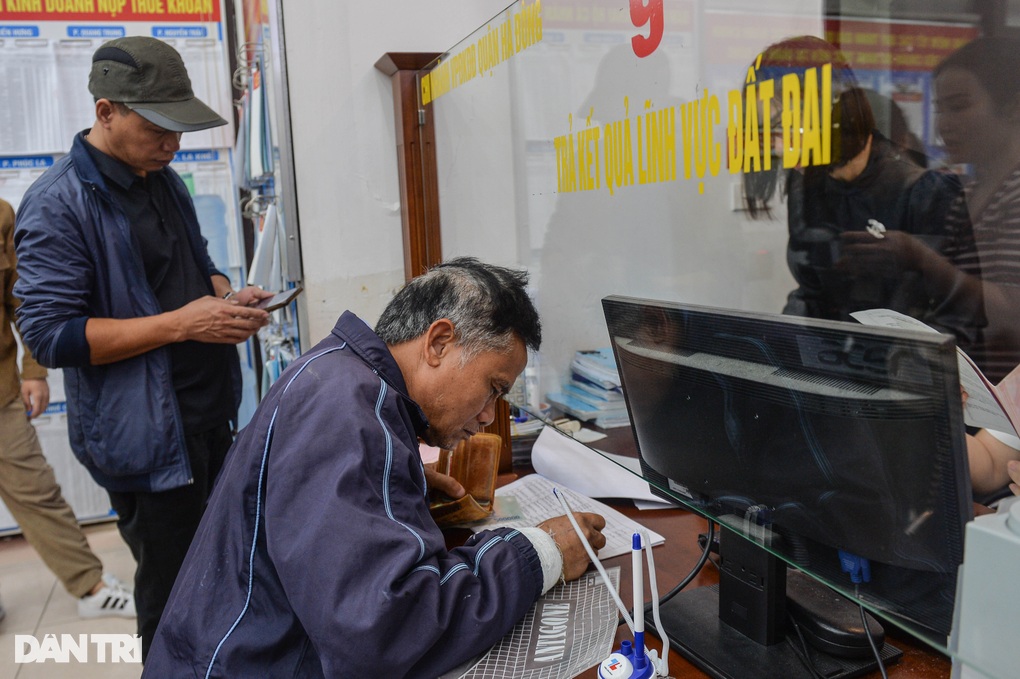 Người dân xếp hàng từ sáng sớm làm thủ tục liên quan đến nhà, đất ở Hà Nội - 4 Người dân xếp hàng từ sáng sớm làm thủ tục liên quan đến nhà, đất ở Hà Nội - 4