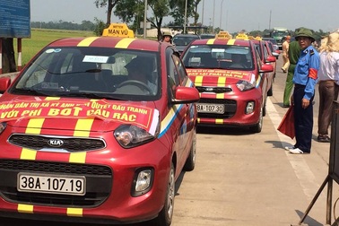 Đoàn ô tô dán băng rôn "diễu hành" phản đối trạm BOT