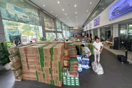 Mời người dân đến tránh lũ, showroom ô tô thành điểm tập kết hàng cứu trợ