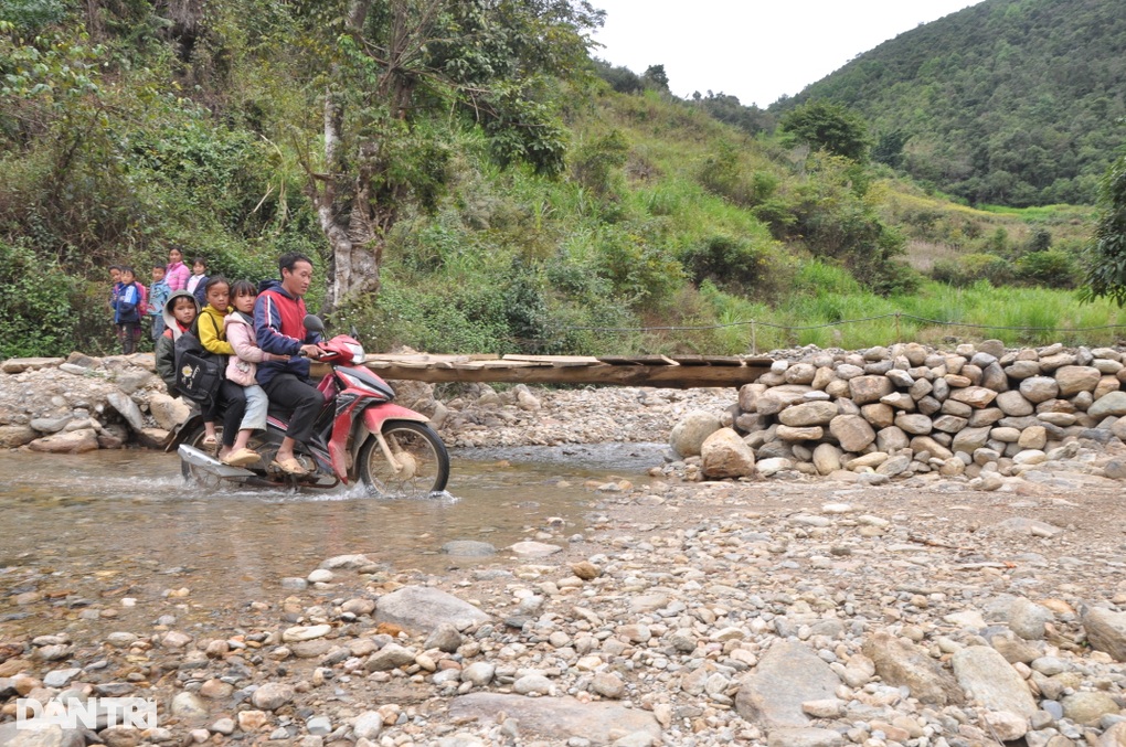 Người đàn ông mất vì không thể vượt lũ đi viện... và nỗi khao khát xây cầu - 4 Người đàn ông mất vì không thể vượt lũ đi viện... và nỗi khao khát xây cầu - 4