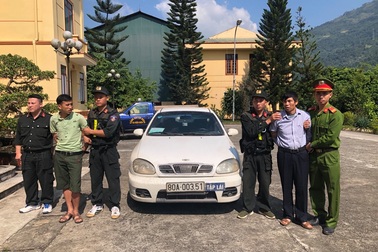 Bắt 3 đối tượng giấu 30 bánh heroin trong xe ô tô tập lái