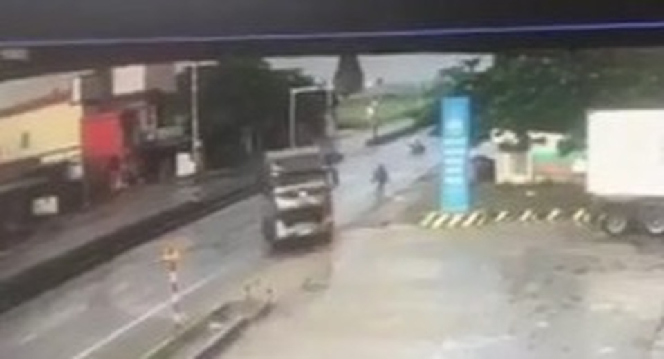 Phạt nguội tài xế ô tô suýt gây tai nạn còn đánh người - 1 Phạt nguội tài xế ô tô suýt gây tai nạn còn đánh người - 1