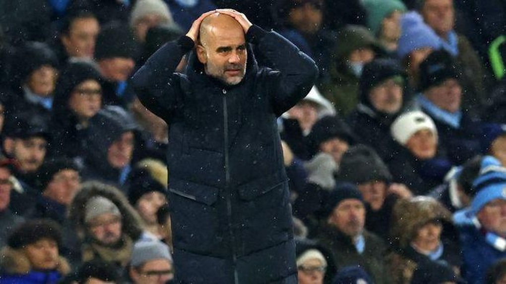 Pep Guardiola ngã lăn ra sân, lên tiếng về việc Man City bị xử ép - 1 Pep Guardiola ngã lăn ra sân, lên tiếng về việc Man City bị xử ép - 1