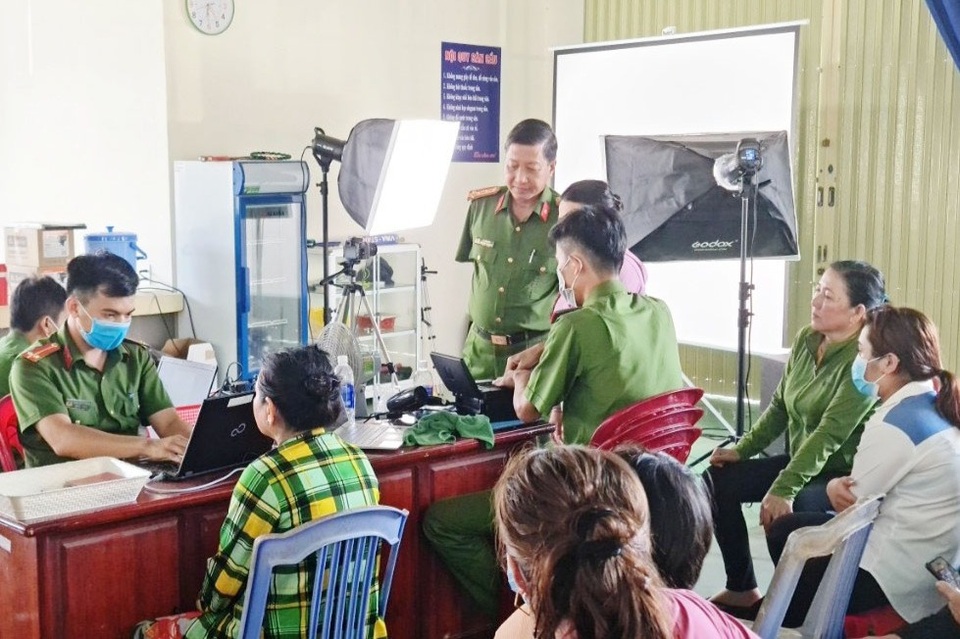 Người dân Phú Quốc ngâm tay vào thùng nước đá khi làm... căn cước - 1 Người dân Phú Quốc ngâm tay vào thùng nước đá khi làm... căn cước - 1