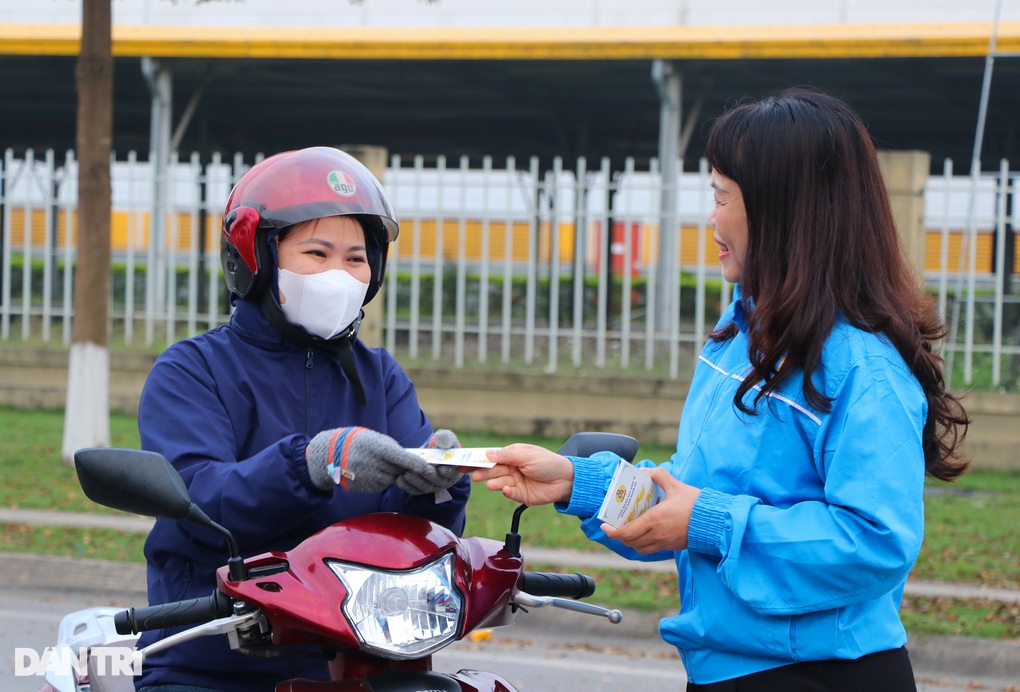 Công nhân vui mừng nhận lì xì trong ngày trở lại làm việc sớm sau nghỉ Tết - 4