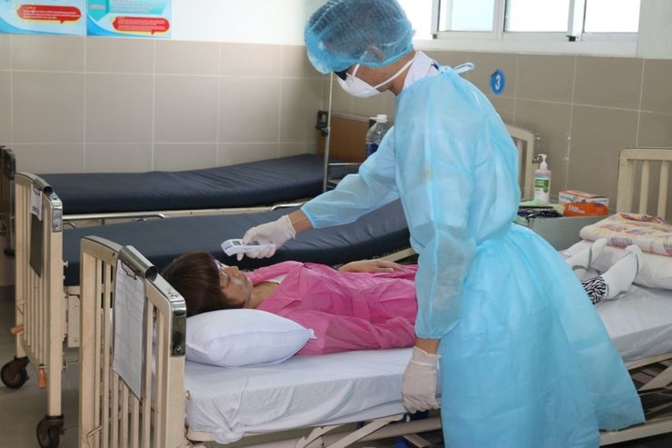 Chiến thắng virus corona chàng trai Trung Quốc đến bệnh viện đón mẹ - 1 Chiến thắng virus corona chàng trai Trung Quốc đến bệnh viện đón mẹ - 1