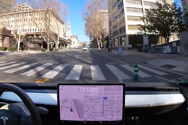 Chế độ tự lái khiến xe Tesla đâm vào cột phân làn đường