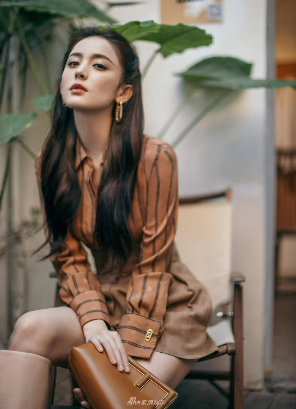 Cổ Lực Na Trát khoe vòng eo con kiến trong bộ ảnh mới - 5 Cổ Lực Na Trát khoe vòng eo con kiến trong bộ ảnh mới - 5