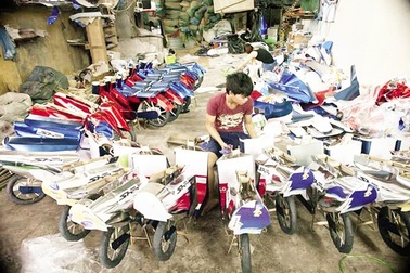 Bỏ tiền triệu mua “hàng hiệu” cho người cõi âm