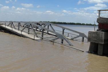 Tan hoang một bến phà hơn 40 tỉ đồng