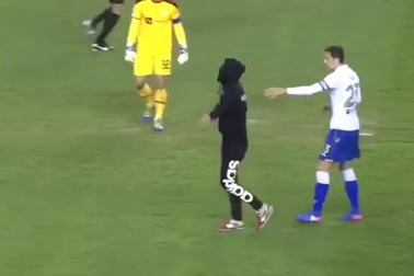 Holigan xuống sân rượt đuổi trọng tài ở giải VĐQG Croatia