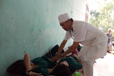 Hàng chục công nhân nhập viện sau bữa ăn trưa