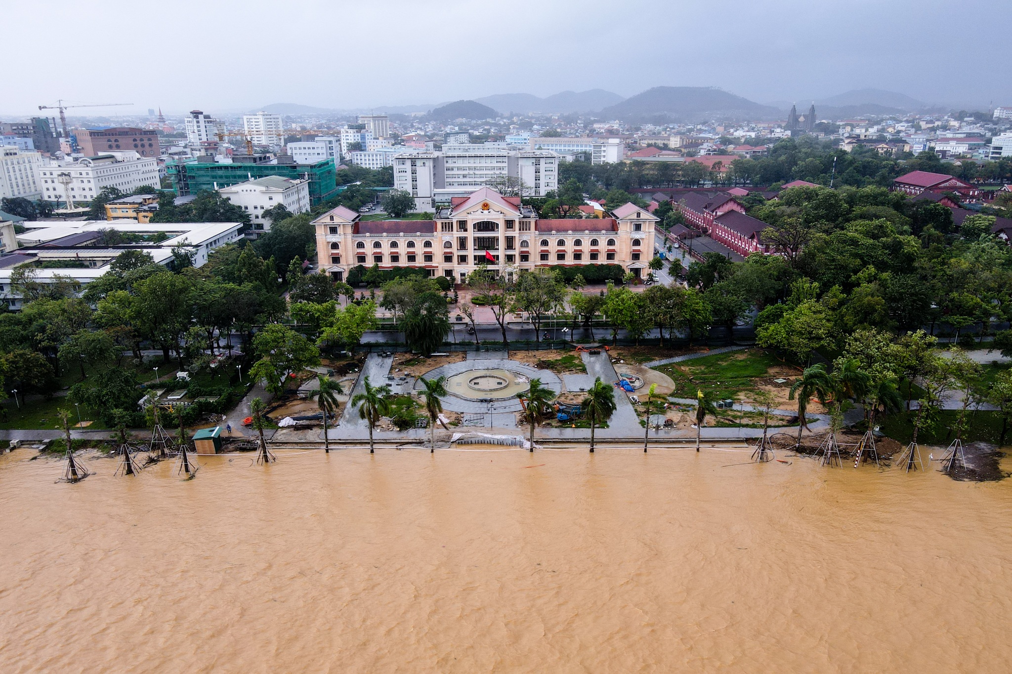 Hình ảnh nước lũ trên sông Hương cuồn cuộn, đục ngàu - 14 Hình ảnh nước lũ trên sông Hương cuồn cuộn, đục ngàu - 14