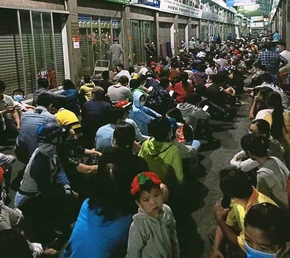 Ngàn người “rồng rắn” mua khẩu trang, dân buôn đòi 470.000 đồng/hộp - 3 Ngàn người “rồng rắn” mua khẩu trang, dân buôn đòi 470.000 đồng/hộp - 3
