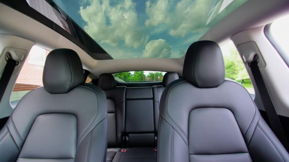 Khách hàng choáng váng vì xe Tesla vừa mới mua đã bị gió thổi bay cửa nóc - 1 Khách hàng choáng váng vì xe Tesla vừa mới mua đã bị gió thổi bay cửa nóc - 1