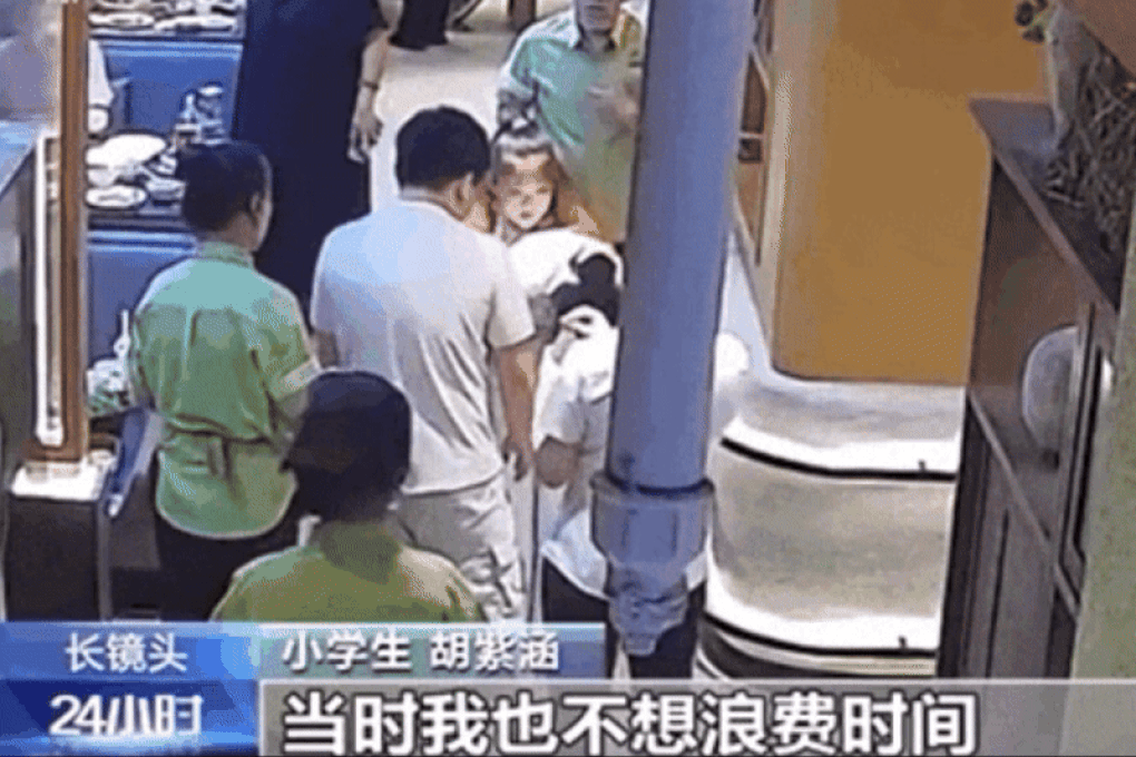 Cô gái bị hóc trân châu khi uống trà sữa, thoát chết nhờ bé 11 tuổi sơ cứu - 1 Cô gái bị hóc trân châu khi uống trà sữa, thoát chết nhờ bé 11 tuổi sơ cứu - 1