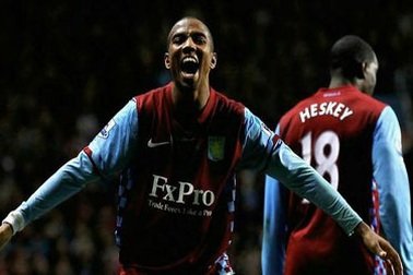 Ashley Young chính thức cập bến Old Trafford