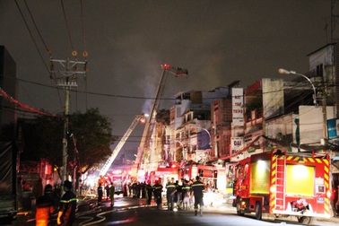 Giải cứu cụ bà 80 tuổi trong căn nhà cháy