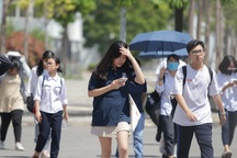 Thi Ngữ văn vào lớp 10 của Hà Nội: Thí sinh vui vẻ rời phòng thi vì đề dễ