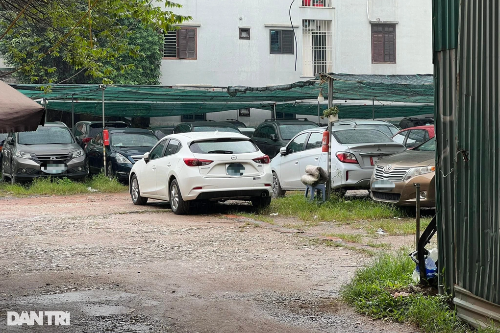 Những bãi trông xe trái phép quây tôn giữa Hà Nội - 2 Những bãi trông xe trái phép quây tôn giữa Hà Nội - 2