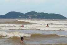 Bất chấp sóng cao cả mét, người người hùa nhau tắm biển sau bão