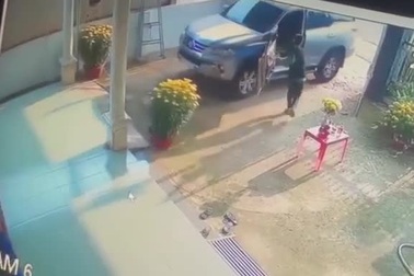 Xuống xe không kéo phanh tay gây tai nạn hy hữu