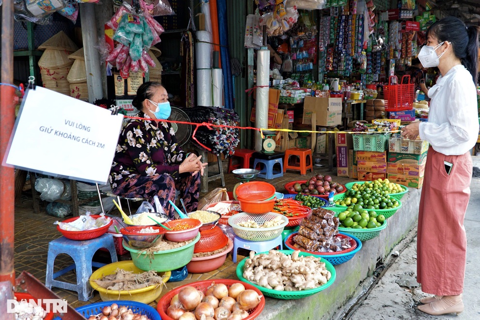 Chợ hoạt động trở lại, tiểu thương vừa mừng, vừa lo  - 5