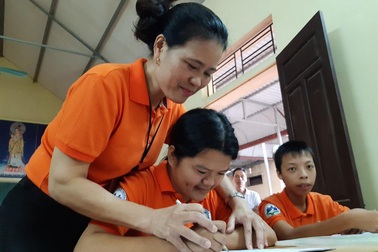 Cô giáo 26 năm đi tìm ánh sáng cho 300 đứa trẻ nhiễm chất độc da cam/dioxin