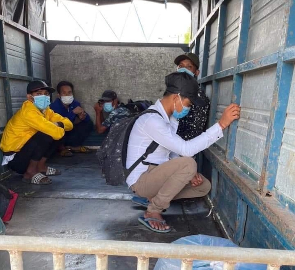 6 người trốn trong thùng xe tải định vượt chốt kiểm dịch - 2 6 người trốn trong thùng xe tải định vượt chốt kiểm dịch - 2