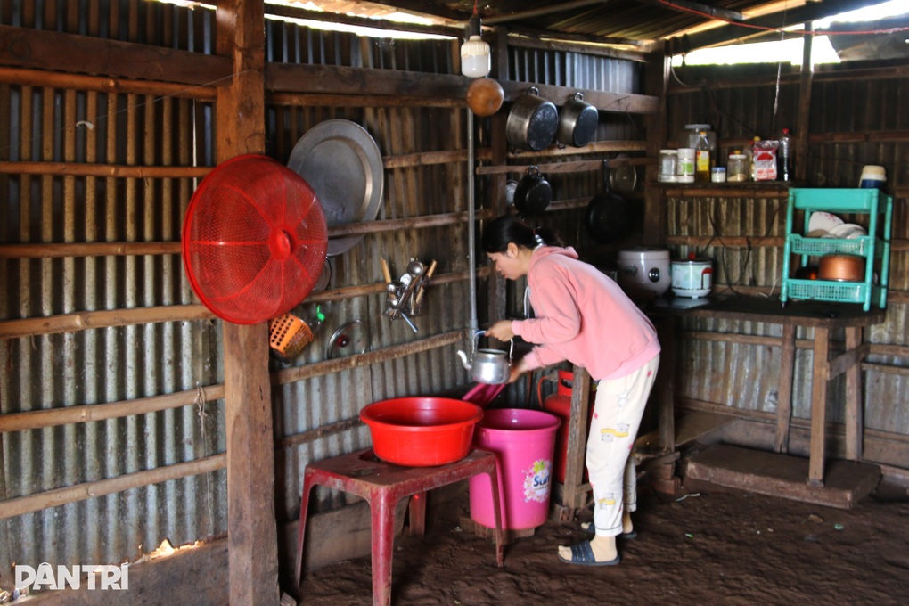 10 năm liền, hai đứa con em chưa một lần cất tiếng gọi bố mẹ - 4 10 năm liền, hai đứa con em chưa một lần cất tiếng gọi bố mẹ - 4
