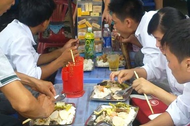 Bữa cơm vội của sĩ tử thi đại học tại Hà Nội