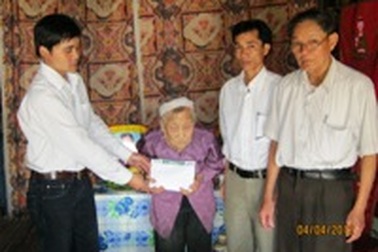 Hơn 30 triệu đồng trao tới mẹ già nuôi con mù lòa