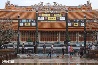 Người dân Huế oằn mình dọn bùn non, rác thải và sửa xe sau lũ