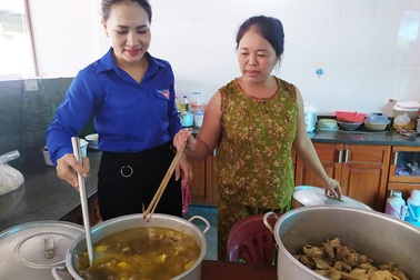 Tình nguyện viên bỏ tiền túi... nấu ăn cho thí sinh