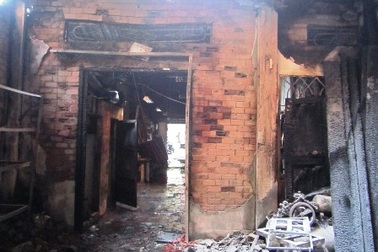 Xưởng gỗ bốc cháy dữ dội lúc sáng sớm