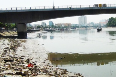 Thi thể người nổi trên kênh, chân vẫn mang dép