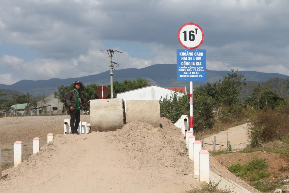 Gia Lai: Vì sao cống tiền tỷ xây xong, dân vẫn phải lội suối qua đường? - 2