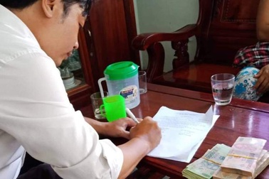 Hiệu trưởng mượn giáo viên gần tỷ đồng có vay “tín dụng đen” và nghi lấy tiền chạy việc