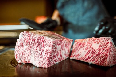 Thịt bò Wagyu hiếm nhất thế giới, giá gần 7 triệu đồng/miếng