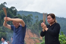 Người thân gào khóc giữa mênh mông sạt lở Rào Trăng