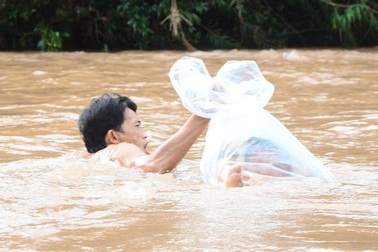 “Đến giáo viên cũng từng chui túi nilon để vượt lũ”!