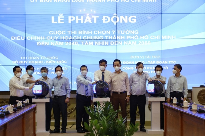 Đại diện các đơn vị thực hiện nghi thức phát động cuộc thi. Ảnh: Huyền Mai