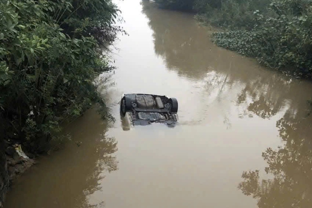 Ô tô rơi xuống sông, 2 người tử vong - 1 Ô tô rơi xuống sông, 2 người tử vong - 1