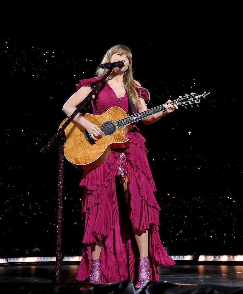 Biểu diễn ở Singapore, Taylor Swift chọn diện đồ của các nhà mốt danh tiếng - 8 Biểu diễn ở Singapore, Taylor Swift chọn diện đồ của các nhà mốt danh tiếng - 8