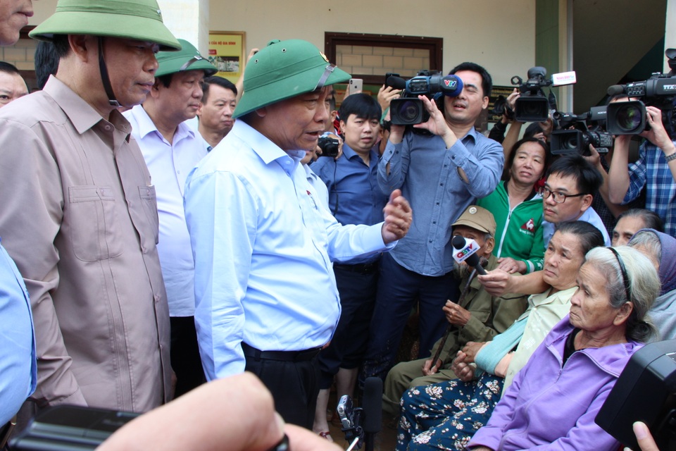 Thủ tướng về Quảng Bình thăm hỏi, tặng quà người dân vùng lũ lụt - 2 Thủ tướng về Quảng Bình thăm hỏi, tặng quà người dân vùng lũ lụt - 2