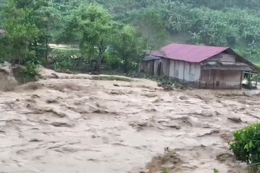 Mưa lũ dồn dập, miền Tây ở Nghệ An nhiều nơi ngập sâu