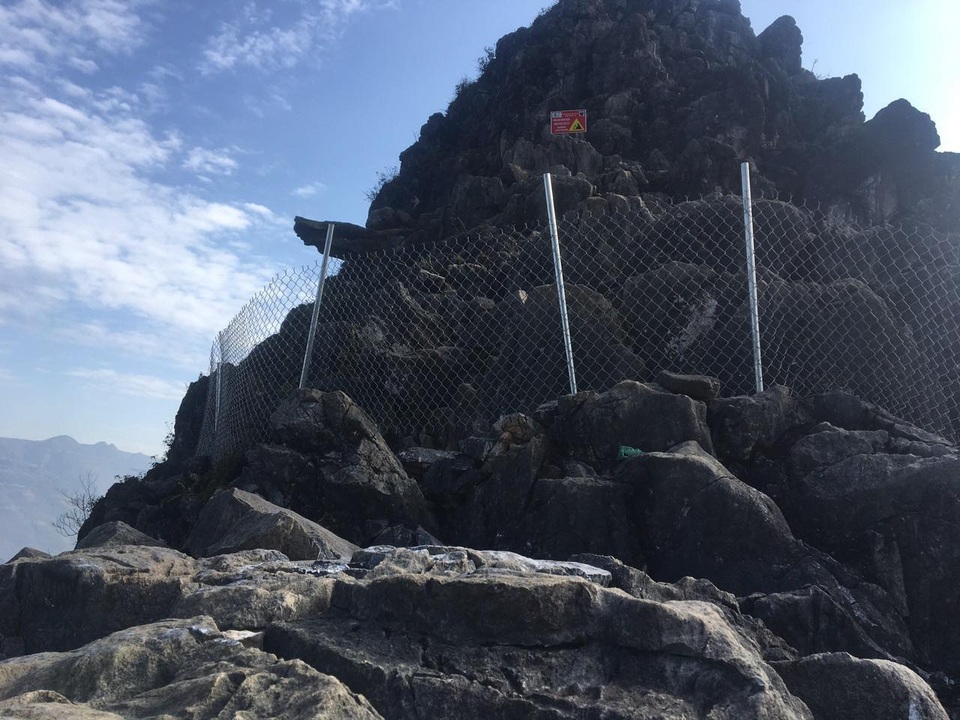 Rào chắn lối lên mỏm đá tử thần sau vụ phượt thủ bị ngã - 1 Rào chắn lối lên mỏm đá tử thần sau vụ phượt thủ bị ngã - 1