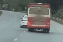 Chạy xe quá tốc độ, đâm hỏng ô tô CSGT