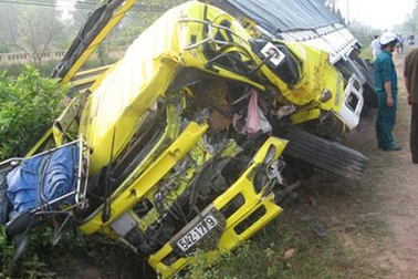 Gặp nạn trên đường, tài xế đứt lìa chân