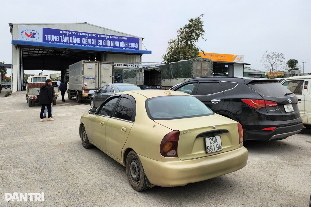 Xe ngoại tỉnh rồng rắn chờ đăng kiểm ở Ninh Bình - 2 Xe ngoại tỉnh rồng rắn chờ đăng kiểm ở Ninh Bình - 2